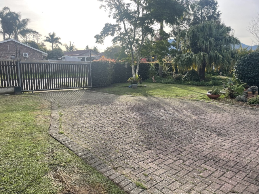 4 Bedroom Property for Sale in Loerie Park Western Cape